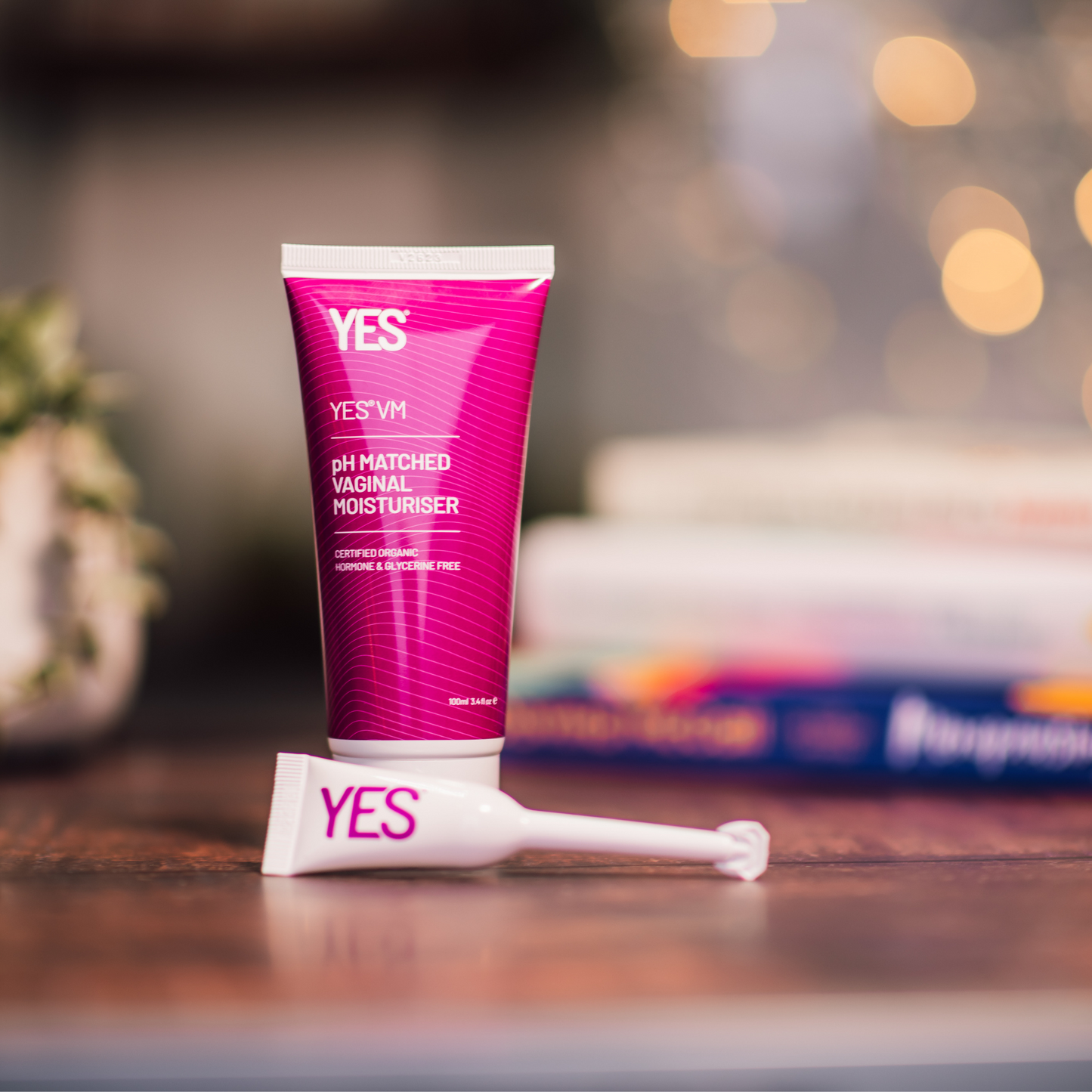 YES VM vaginal moisturiser tube next to a YES VM vaginal moisturiser applicator.