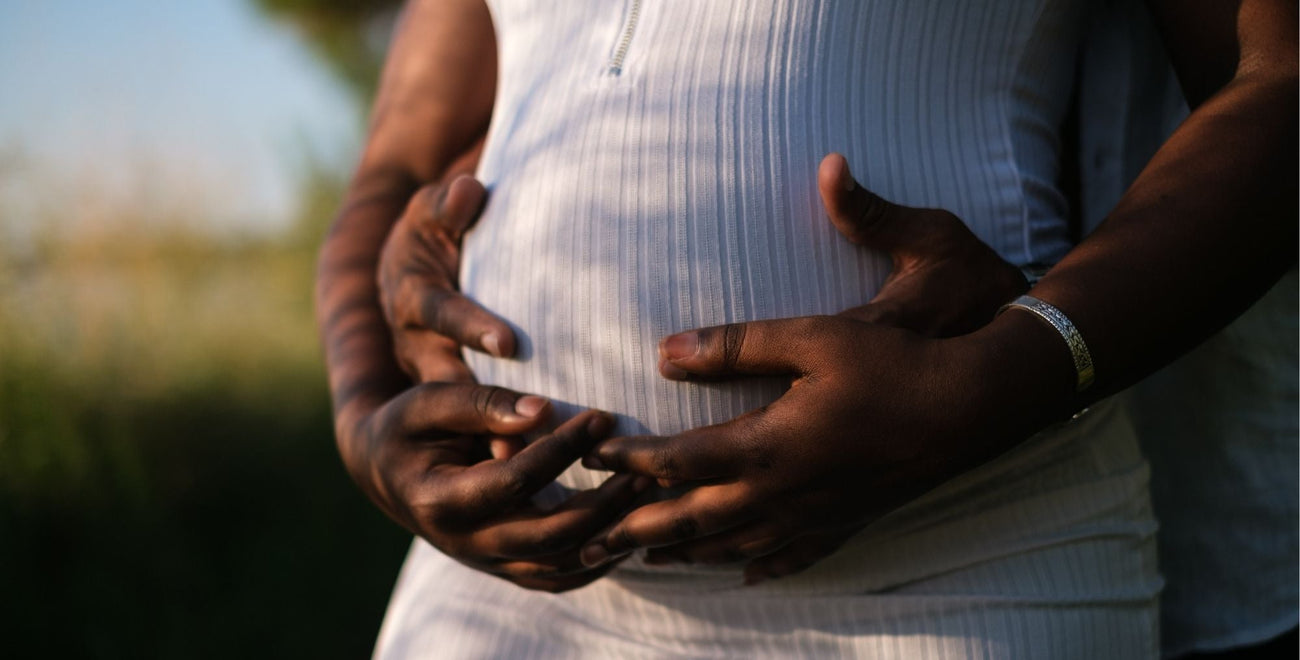 Pregnant women and her partner holding baby bump